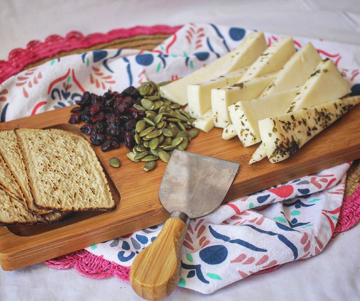 QUESO SEMI MADURO DE CABRA CON ACEITE DE OLIVA Y OREGANO